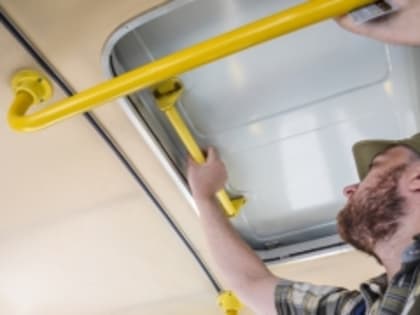 Ситуация: кондуктор закрыл окна и люки для проветривания в переполненной маршрутке. Он прав?