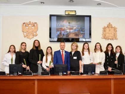 Андрей Тарасов вручил первые паспорта нижегородским школьницам