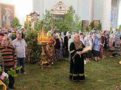 В храмах благочиния встретили День Святой Троицы