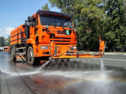 Юрий Шалабаев поручил усилить полив дорог и растений во время жары