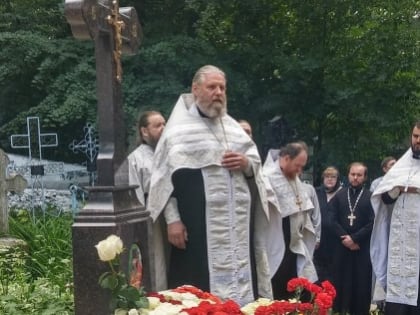 В годовщину со дня кончины клирика Нижегородской епархии протоиерея Вячеслава Сеничева на его могиле совершена панихида