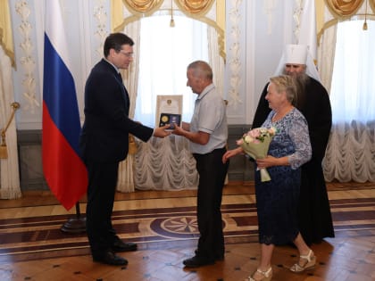 Медалями «За любовь и верность» наградили 49 нижегородских супружеских пар, проживших в браке более 25 лет