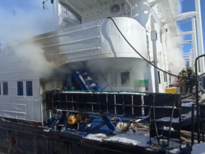 Пожарные потушили загоревшийся около Бора сухогруз