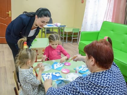 Члены попечительского совета дзержинского социального приюта депутаты городской Думы Дзержинска Сергей Дедов, Ирина Скрягина и депутат Законодательного собрания области Александр П