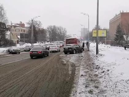 Два водителя пострадали в столкновении пяти машин в Нижегородском районе