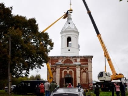 В день престольного праздника освящен купол возрождающегося Михаило-Архангельский храма в селе Шарголи Богородского района