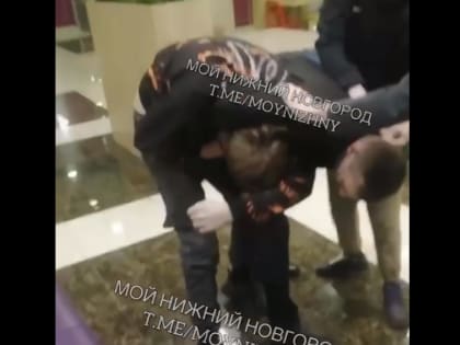 Охранник подрался с подростками в нижегородском торговом центре