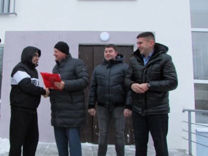 Новогоднее новоселье: ключи от новых квартир получили жители ветхих и аварийных домов и дети-сироты