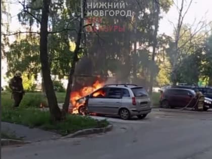 Легковушка сгорела на улице Телеграфной в Нижнем Новгороде 17 июля