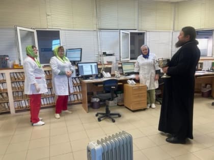 Помощник благочинного округа города Арзамаса поздравил медицинский персонал Арзамасской городской больницы №1 (медсанчасть) с праздником Крещения Господня