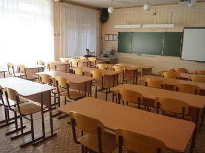 Депутаты комитета по делам молодежи обсудили ход подготовки школ и детских садов к новому учебному году.