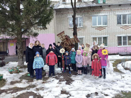 Воспитанники воскресной школы поздравили с Рождеством пенсионеров в доме-интернате