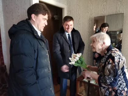 Ветерана поздравили с Международным женским днем