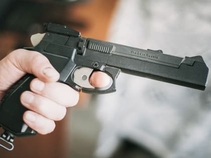 Мужчина открыл стрельбу на нижегородской остановке