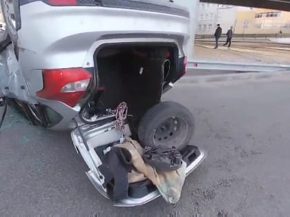 Hyundai перевернулся на крышу после столкновения с Mitsubishi в Сормове