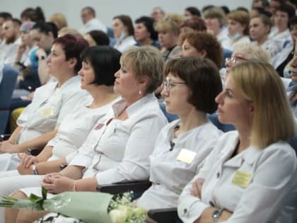 Сто медиков дефицитных специальностей получили региональные стимулирующие выплаты с начала года