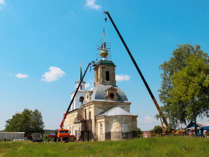 В селе Морозовка состоялось освящение креста и купола восстанавливающейся церкви