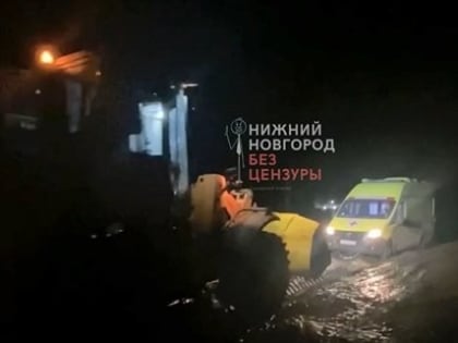 Скорая помощь застряла в грязи по пути на вызов к ребенку на Бору