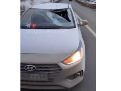 Водитель травмировался из-за прилетевшей в салон глыбы в Павловском районе