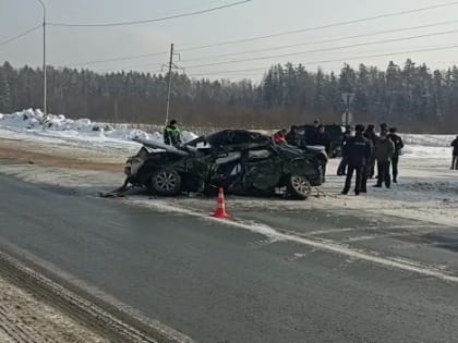 Водитель Toyota Camry погиб в столкновении с двумя фурами