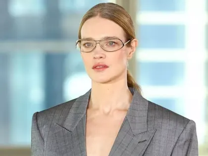 Наталья Водянова не скрывает своих морщин: ее первый выход после 43-летия