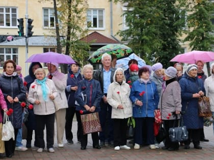 В День памяти жертв блокады Ленинграда возложили цветы к мемориалу