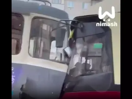 «Полетел без тормозов». Столкновение трамваев в Нижнем Новгороде попало на видео