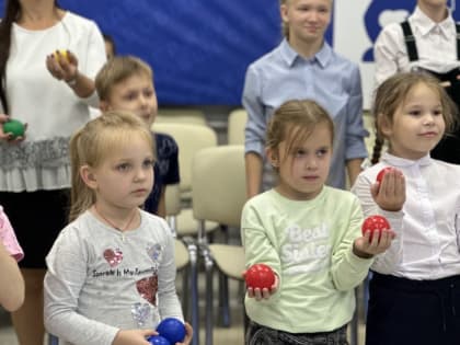 Мастер-класс по жонглированию для слабослышащих людей прошел в Штабе общественной поддержки