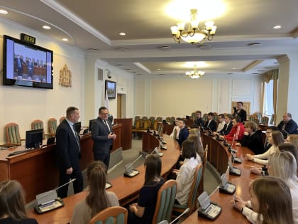 Александр Ефремцев и Владимир Паков встретились со школьниками Большемурашкинского и Дальнеконстантиновского муниципальных округов в Законодательном Собрании