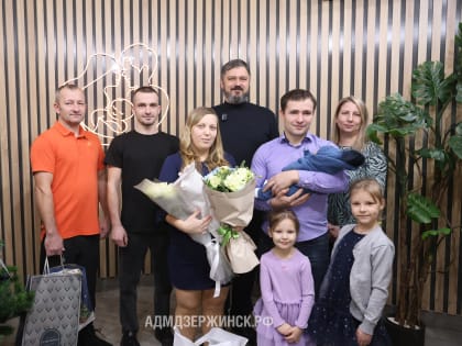 Глава города Дзержинска Михаил Клинков поздравил семью первого ребёнка, родившегося в 2025 году