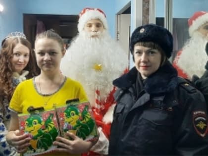 Сотрудники Управления МВД России по городу Дзержинску приняли участие во Всероссийской акции «Полицейский Дед Мороз»