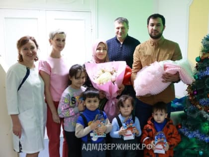 Глава города Дзержинска Иван Носков поздравил семью первого ребёнка, родившегося в 2023 году