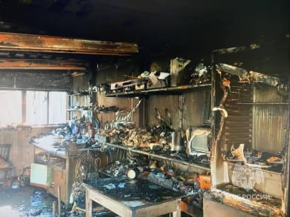 Чердак дома и два гаража сгорели в Балахне