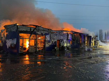 Пожар произошел на строительном рынке в Нижнем Новгороде