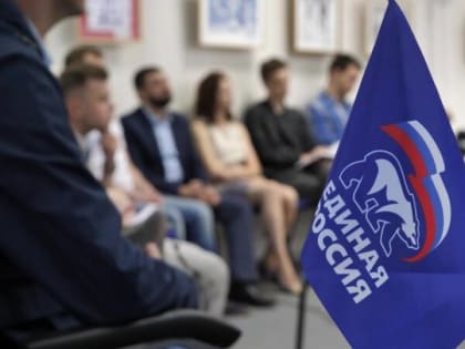 Помощь погорельцам, приобретение лекарств, костюмы для творческого коллектива: депутаты  проводят приемы граждан в своих округах