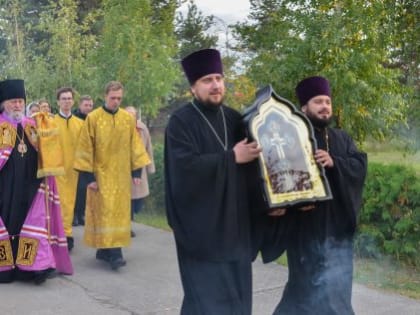 В центральном соборе Воскресенского благочиния Нижегородской епархии торжественно встретили святыню Саровской пустыни — напрестольный крест-мощевик