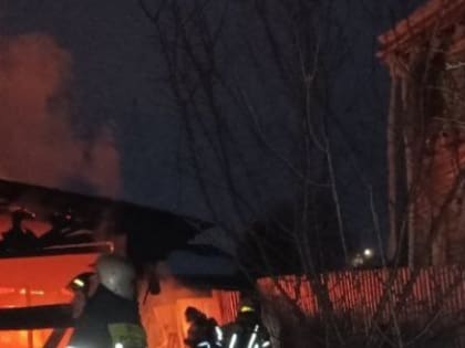 Неизвестные подожгли частный дом на Петрозаводской в Нижнем Новгороде