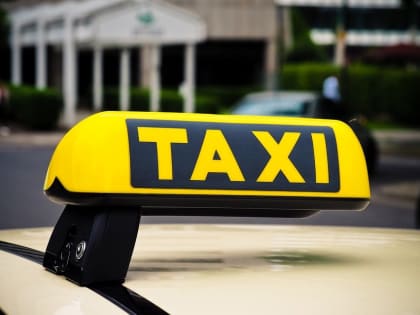 Таксист, укравший телефон у несговорчивой пассажирки, пойдет под суд