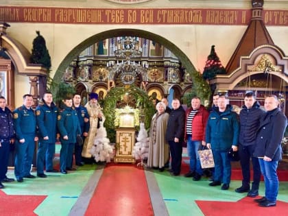 Руководители и рядовой состав МВД, МЧС и других силовых структур Павловского муниципального округа на молебне