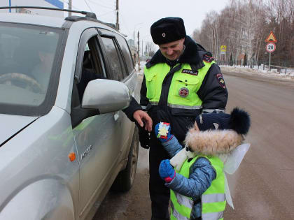 В Перевозе полицейские вместе с детьми раздали водителям конфеты с «предсказаниями»