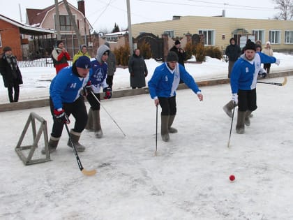 В Красном прошел VI Епархиальный открытый турнир по хоккею с мячом в валенках