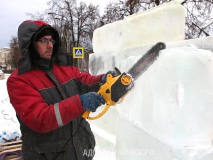 На площади Дзержинского началось строительство снежного городка