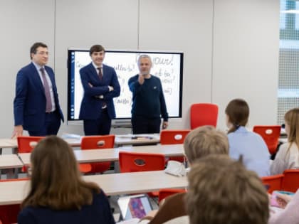 Никитин провел экскурсию по «Школе 800» для главы Минпросвещения РФ Кравцова