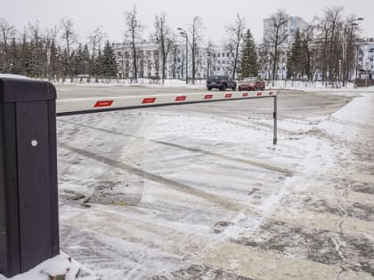 На выезде с площади Дзержинского у здания администрации установили шлагбаум