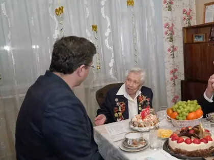 Губернатор и мэр нагрянули на день рождения к нижегородке — фото