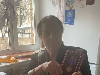 Оксана Дегтярева продолжает вручение жителям округа нагрудных знаков «Дети военного времени»