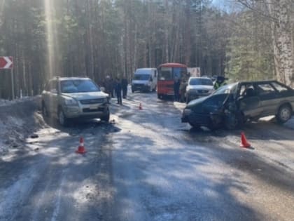 Женщина и ребенок пострадали в столкновении Kia и «Лады» в Борском районе