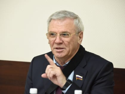 "Молодежь должна снять с себя чиновничьи пиджаки и сначала научиться работать на земле", – Евгений Люлин