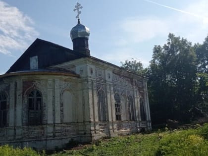 Благочинный Павловского округа посетил руинированный Успенский храм в с. Малое Загарино