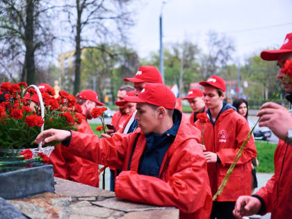Нижегородские коммунисты возложили цветы к памятнику «Участникам первых маёвок»